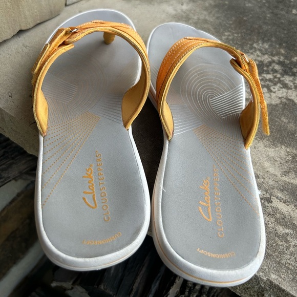 Clarks Cloud steppers Sport thong sandal in vibrant YellowFlip-Flops Sz- 8. O - Picture 6 of 12